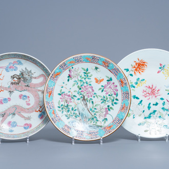 Trois plats en porcelaine de Chine famille rose à décor floral et de dragon, 19ème/20ème siècle
