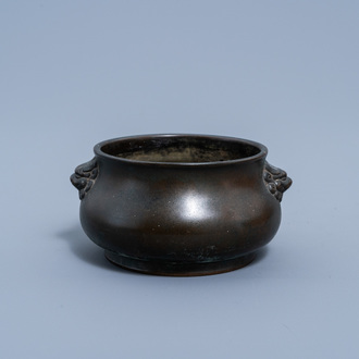 A Chinese bronze incense burner with lion's heads, Xuande mark, 18th/19th C.