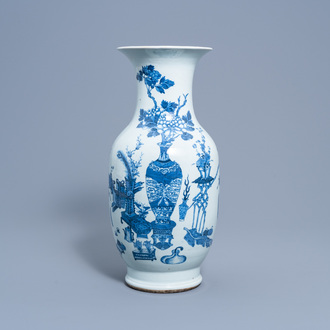 Een Chinese blauw-witte vaas met antiquiteiten, 19de eeuw