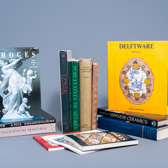 An interesting and varied collection of art books on earthenware and porcelain (Limoges, Delft, Sèvres, Iznik,...)