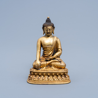 A Sino-Tibetan gilt bronze figure of Buddha, 18th/19th C.