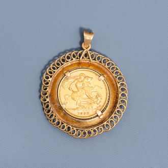 An 18 carat yellow gold pendant set with an 1958 21,6 carat British sovereign, 20th C.