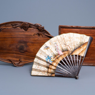 Two Chinese wood trays with dragon and bats relief design and mother-of-pearl inlay and a 'chinoiserie' painted paper fan, 19th/20th C.