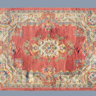 A French woolen Aubusson rug with floral design, 20th C.