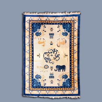 A Chinese woolen 'Beijing' pictorial animal rug with a blue elephant, first quarter of the 20th C.