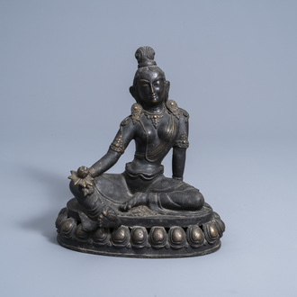 A Sino-Tibetan bronze figure of Tara holding a lotus, 19th/20th C.