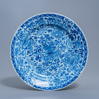 A Chinese blue and white charger with floral design, Kangxi/Yongzheng