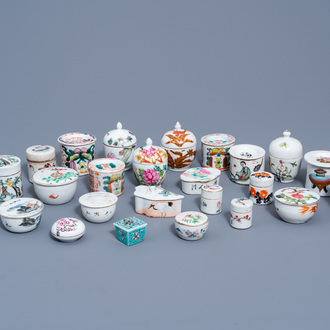 A varied collection of 25 Chinese famille rose, qianjiang cai and polychrome boxes and covers, 19th/20th C.