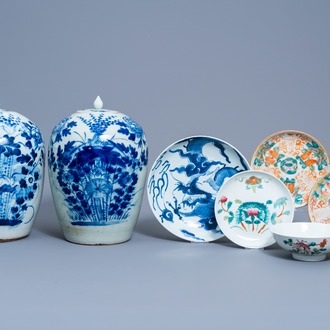 Een gevarieerde collectie Chinees blauw-wit en famille rose porselein, 19de/20ste eeuw