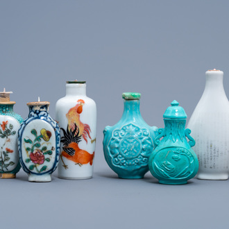 Four various Chinese porcelain and hardstone snuff bottles, 19th/20th C.
