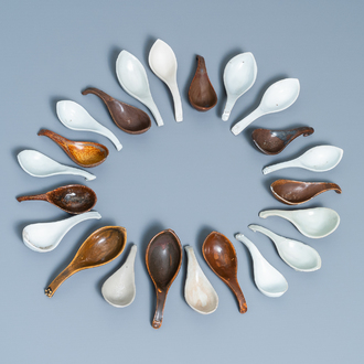 22 Chinese white and brown glazed spoons, 17th/18th C.