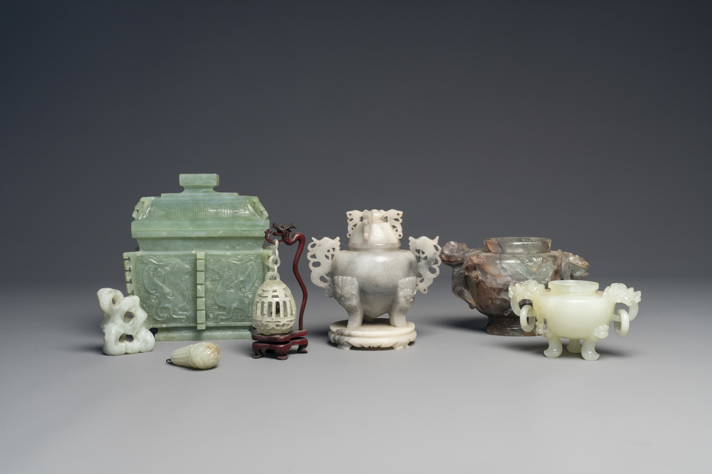 Een gevarieerde collectie Chinese wierookbranders en sculpturen in jade, 20ste eeuw