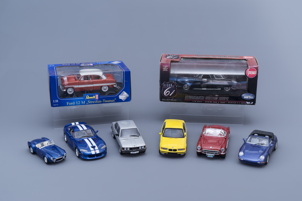 A varied collection of eight model cars, a.o. Bburago, Revell, Studebaker, 20th C.