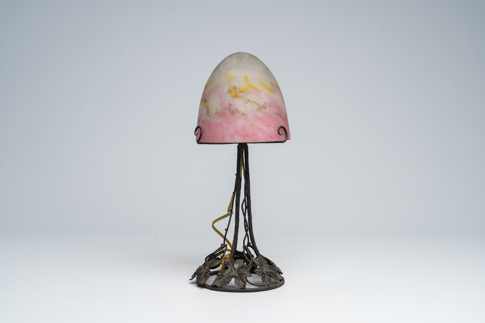 Une lampe de table en forme de champignon en fer forgé et abat-jour en